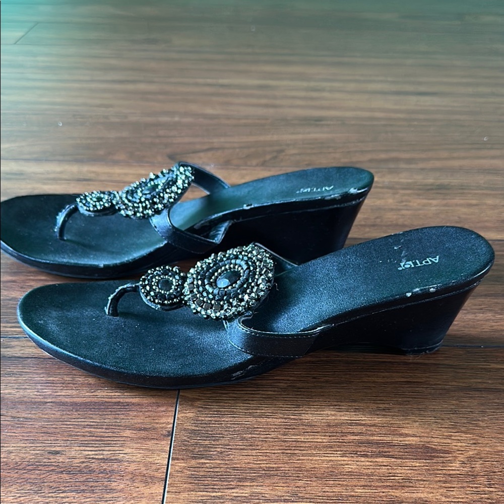 👡👡Apt. 9 Black and Silver Sandals with Elegant Medallion Design👡👡